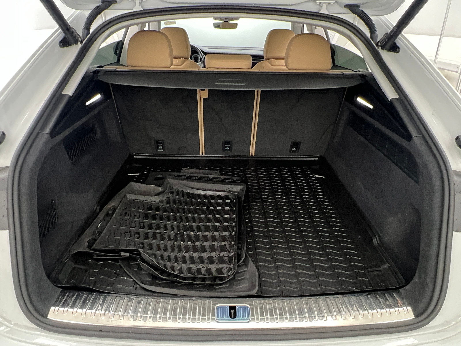 Thumbnail: 2022 Audi Q8 - 6