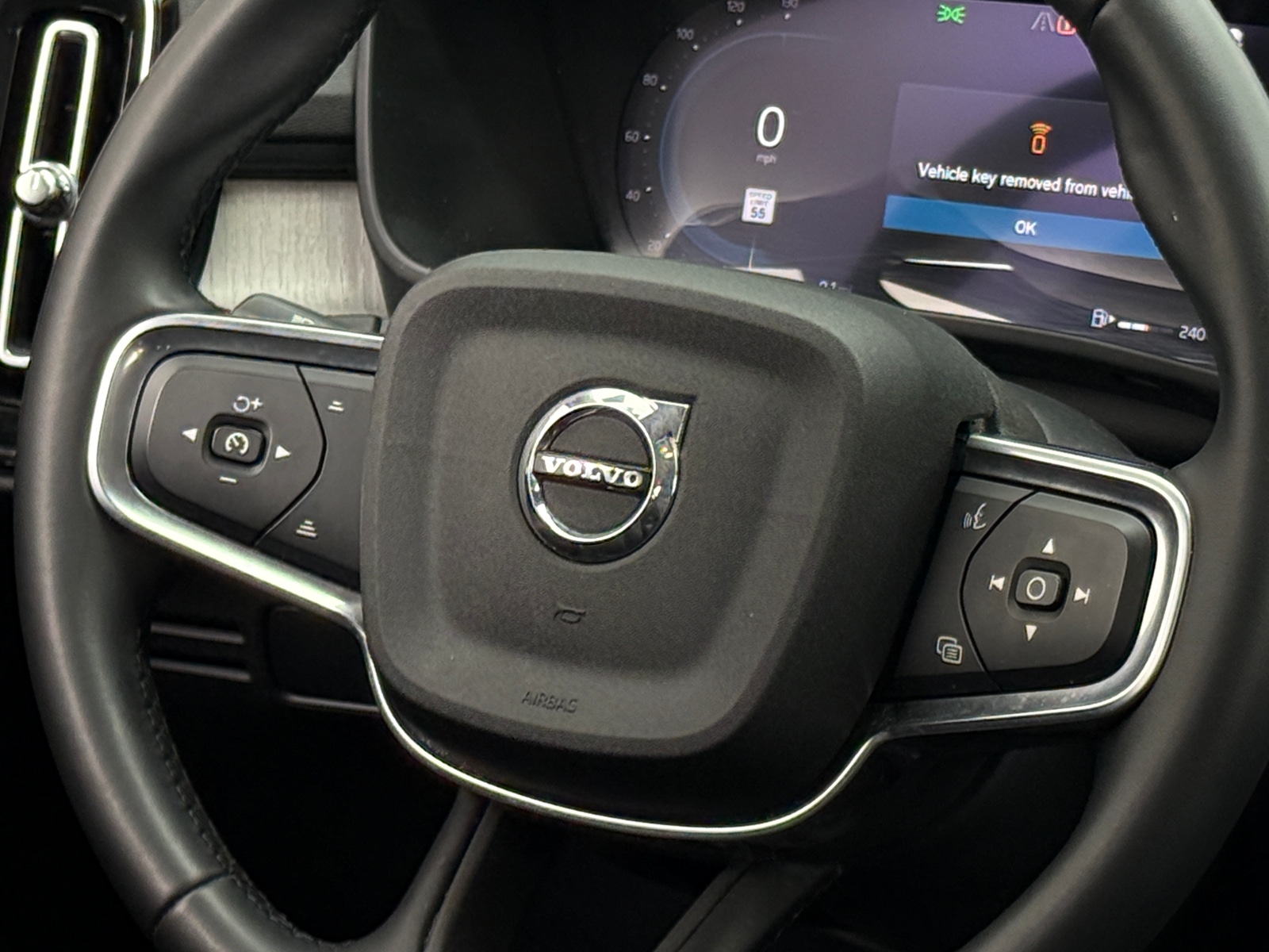 Thumbnail: 2025 Volvo XC40 - 4