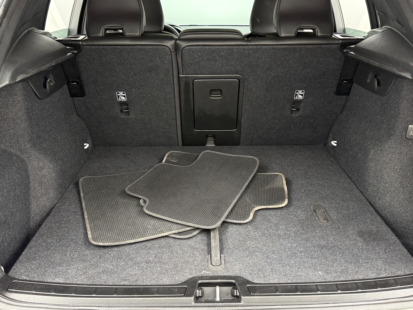 Thumbnail: 2025 Volvo XC40 - 6