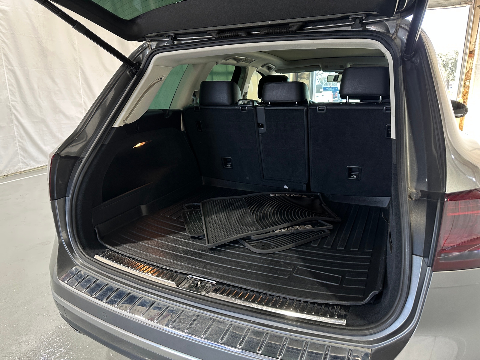 Thumbnail: 2015 Volkswagen Touareg - 6