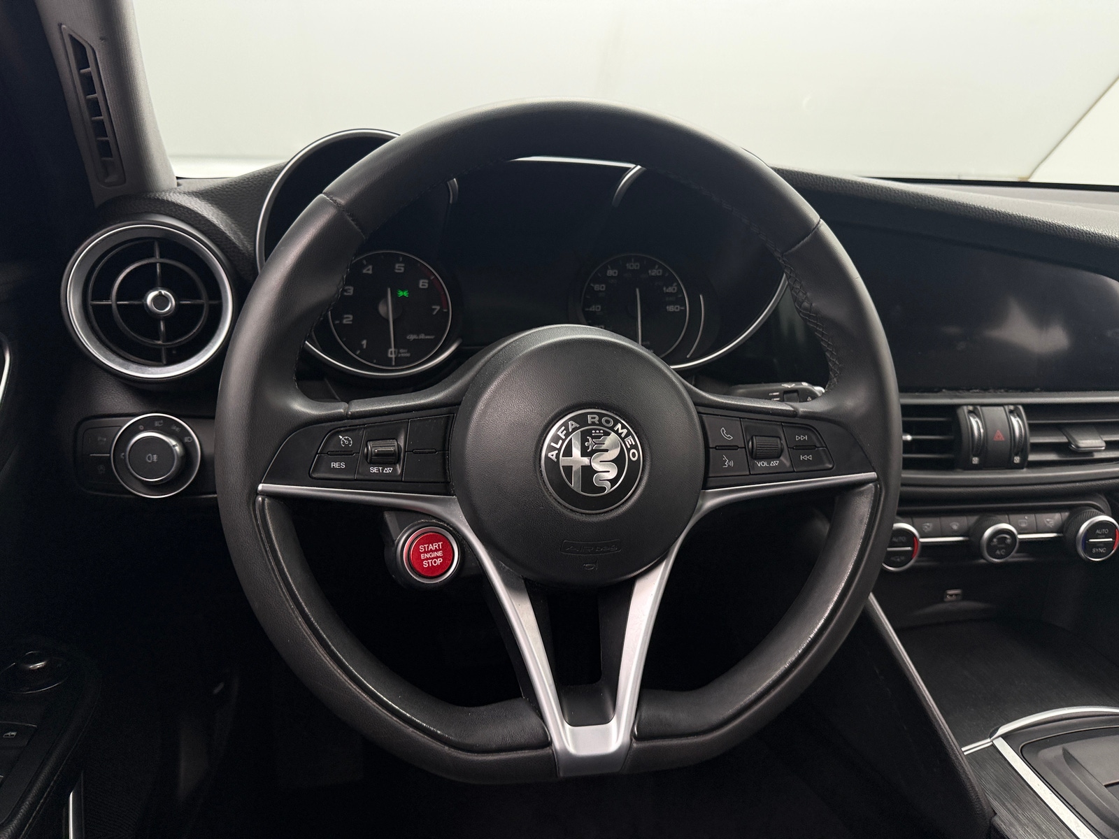 Thumbnail: 2019 Alfa Romeo Giulia - 4