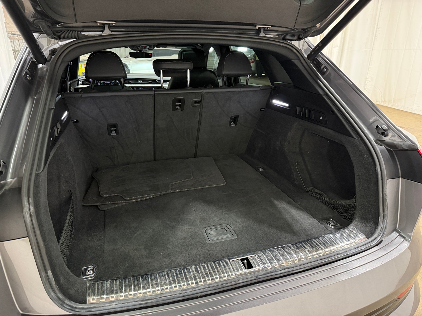 Thumbnail: 2023 Audi e-tron - 6