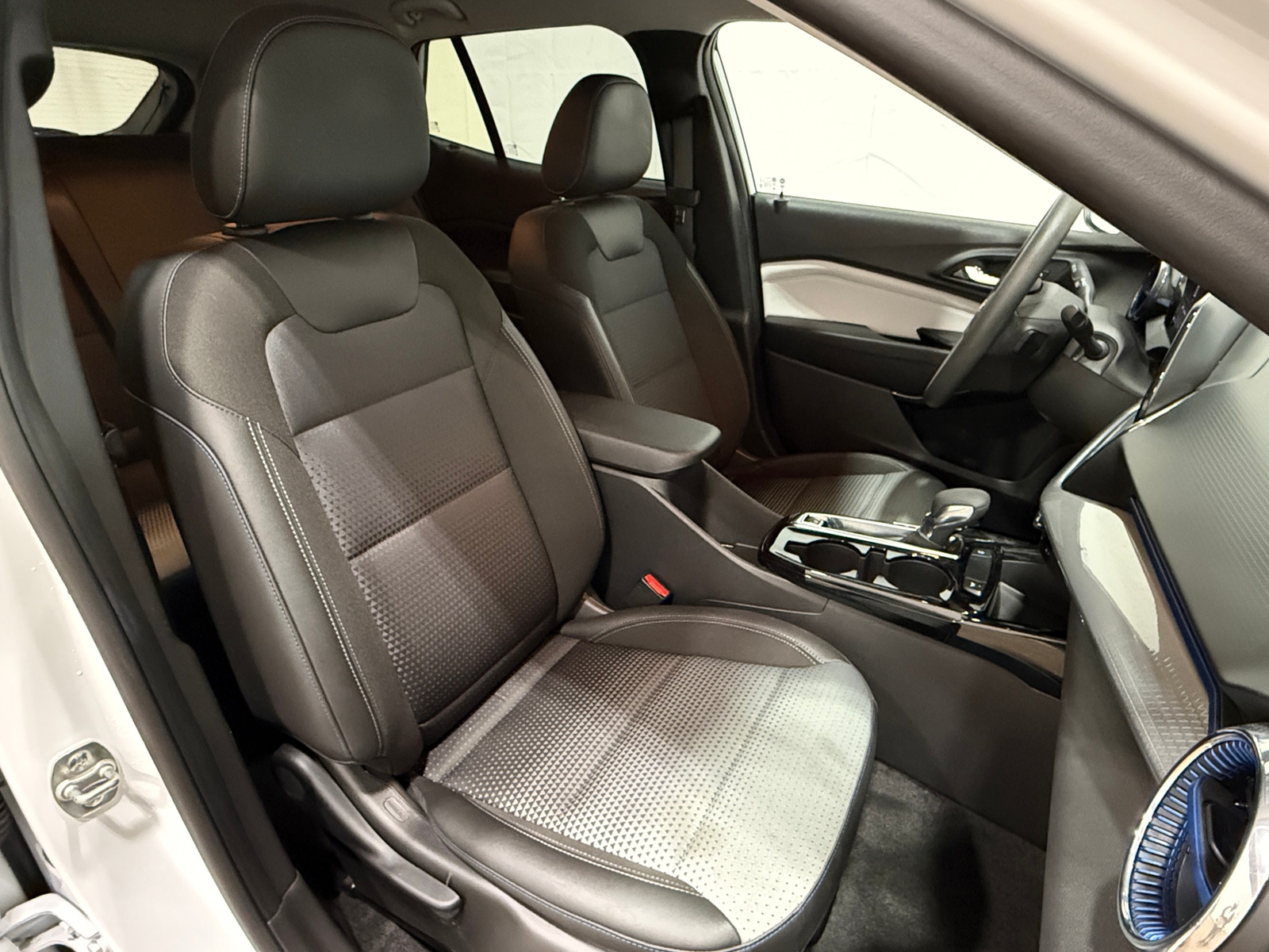 Thumbnail: 2025 Chevrolet Trax - 2