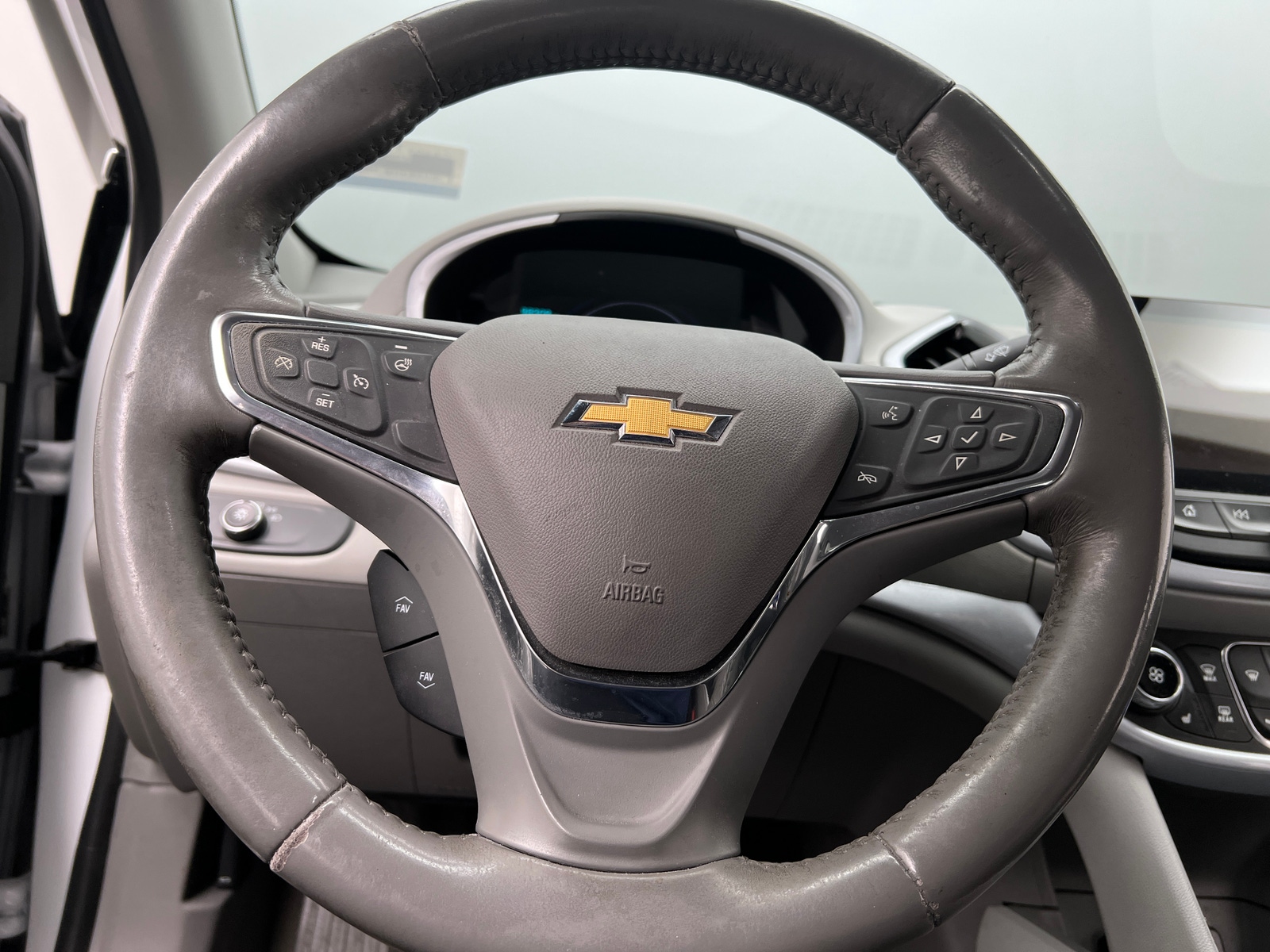 Thumbnail: 2017 Chevrolet Volt - 4