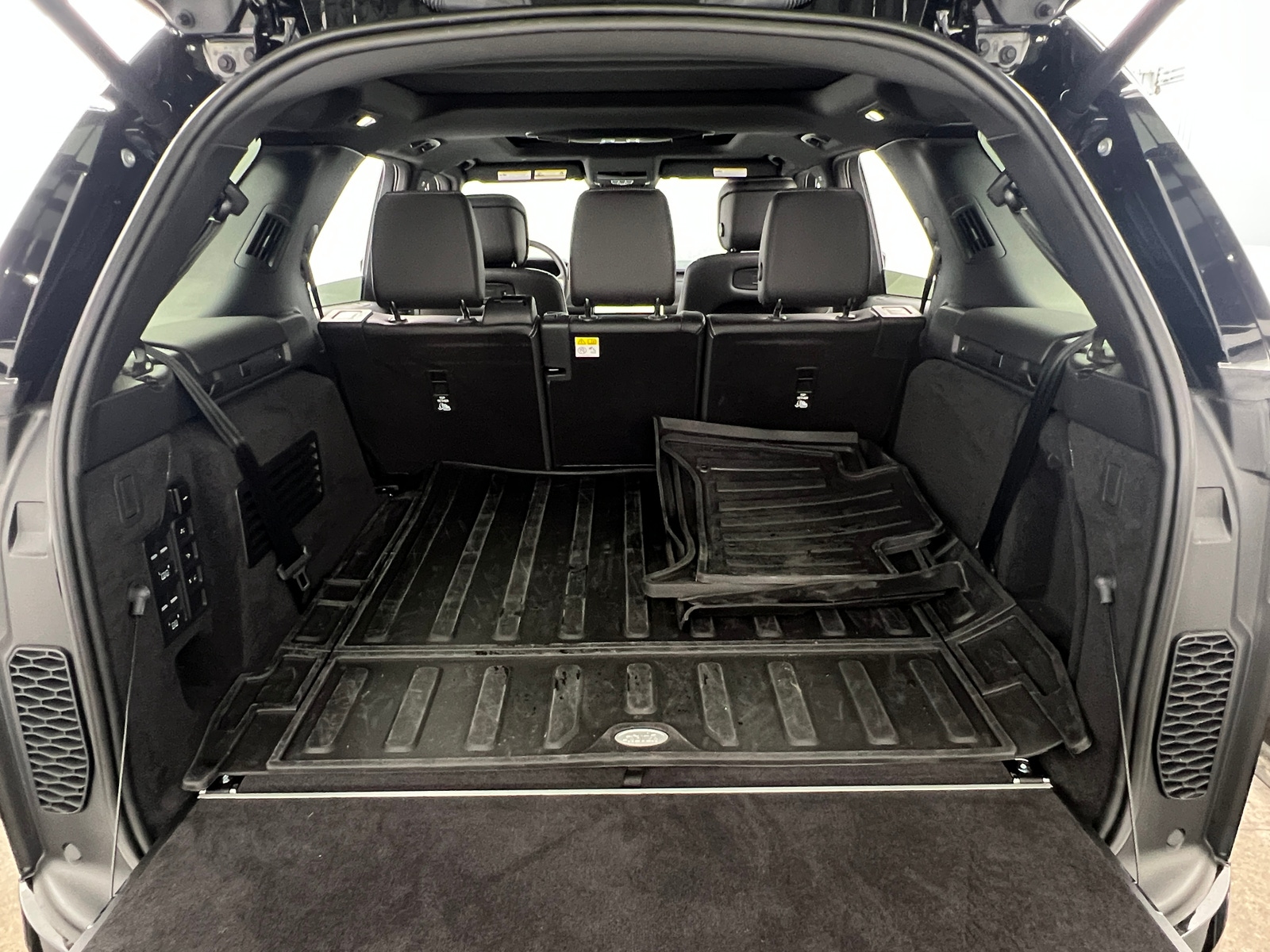 Thumbnail: 2025 Land Rover Discovery - 6