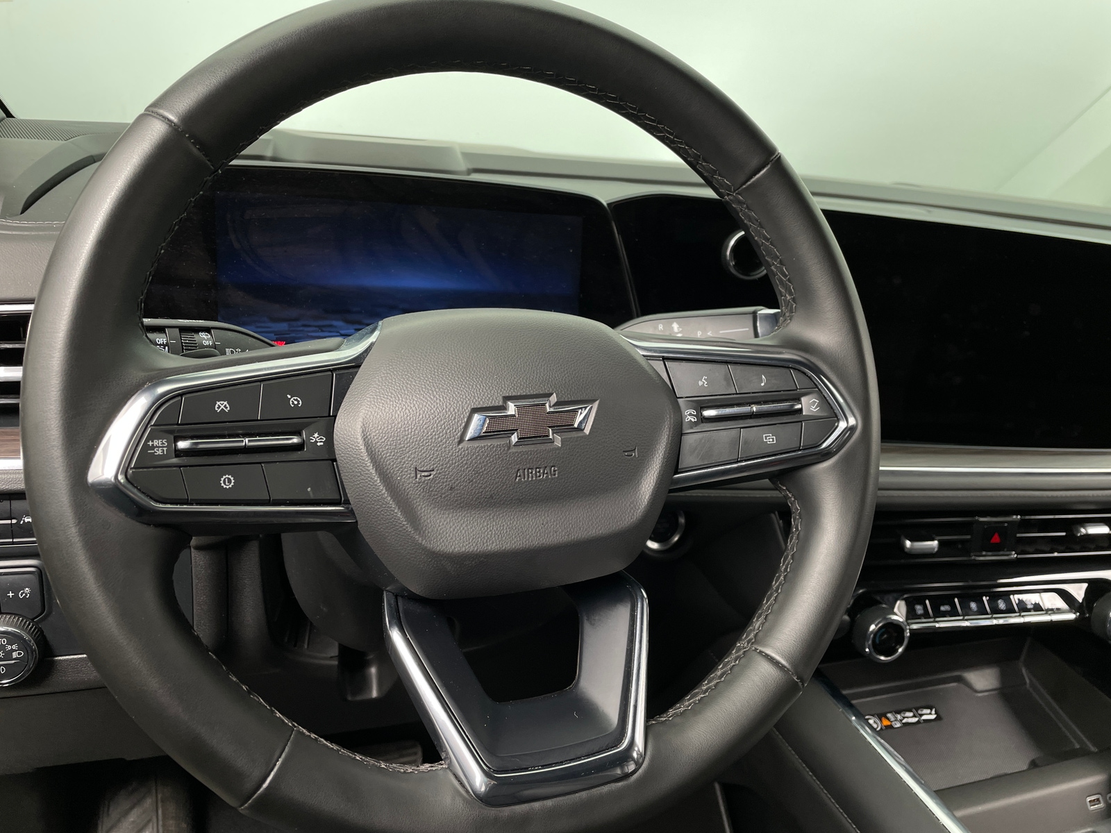 Thumbnail: 2025 Chevrolet Suburban - 4