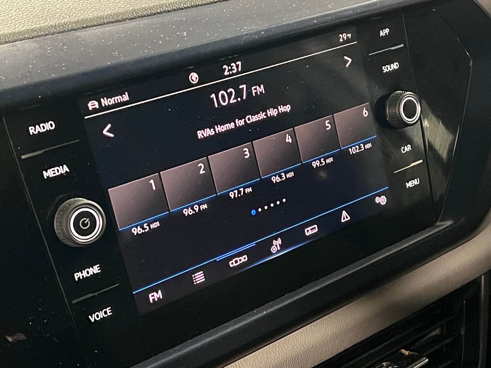 Thumbnail: 2022 Volkswagen Taos - 3