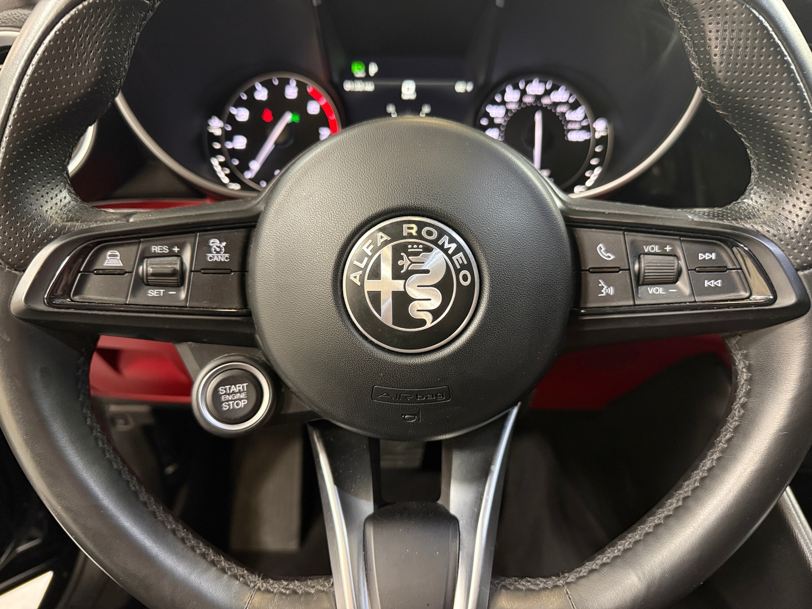 Thumbnail: 2021 Alfa Romeo Giulia - 4