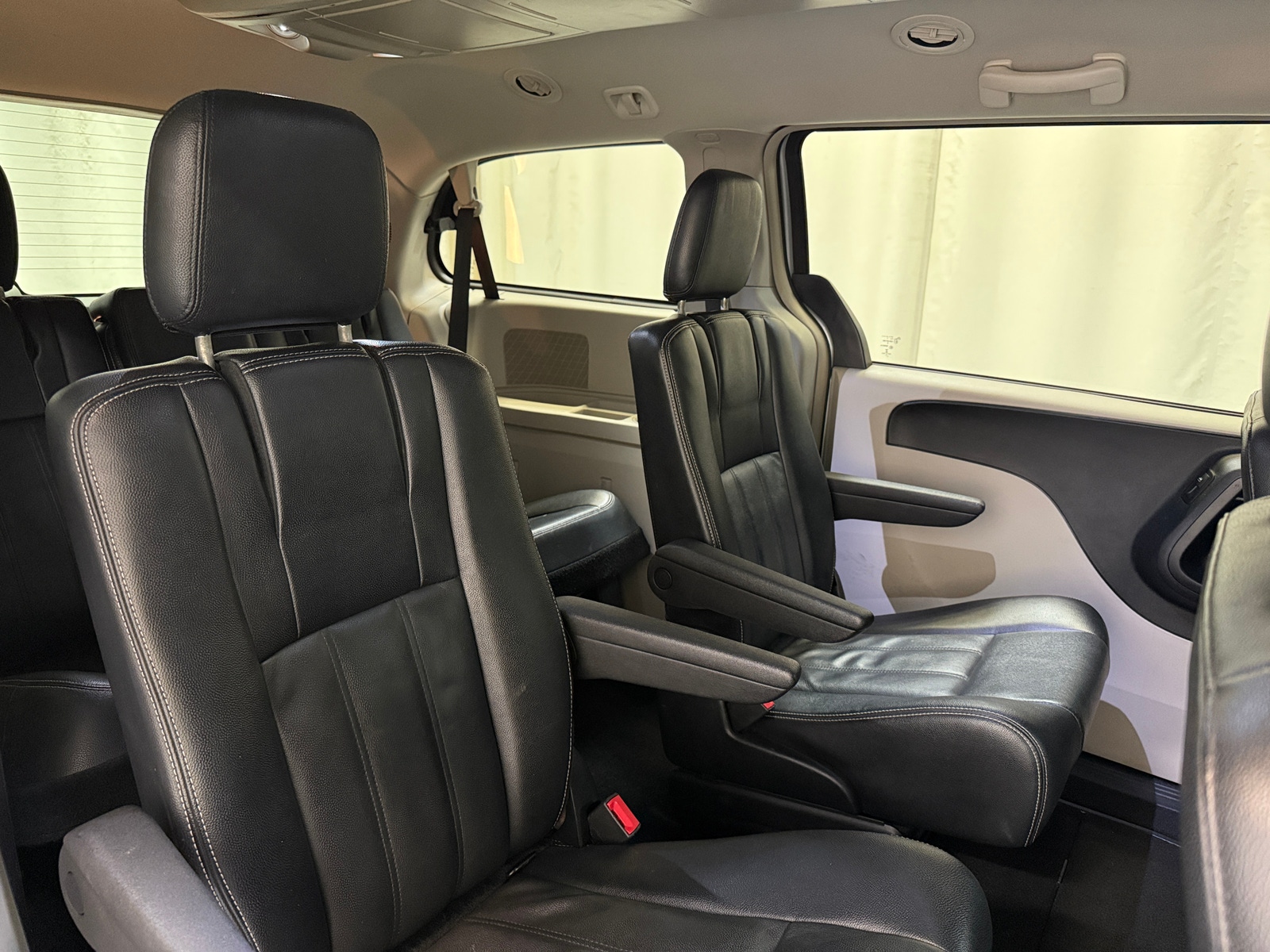 Thumbnail: 2014 Chrysler Town & Country - 5