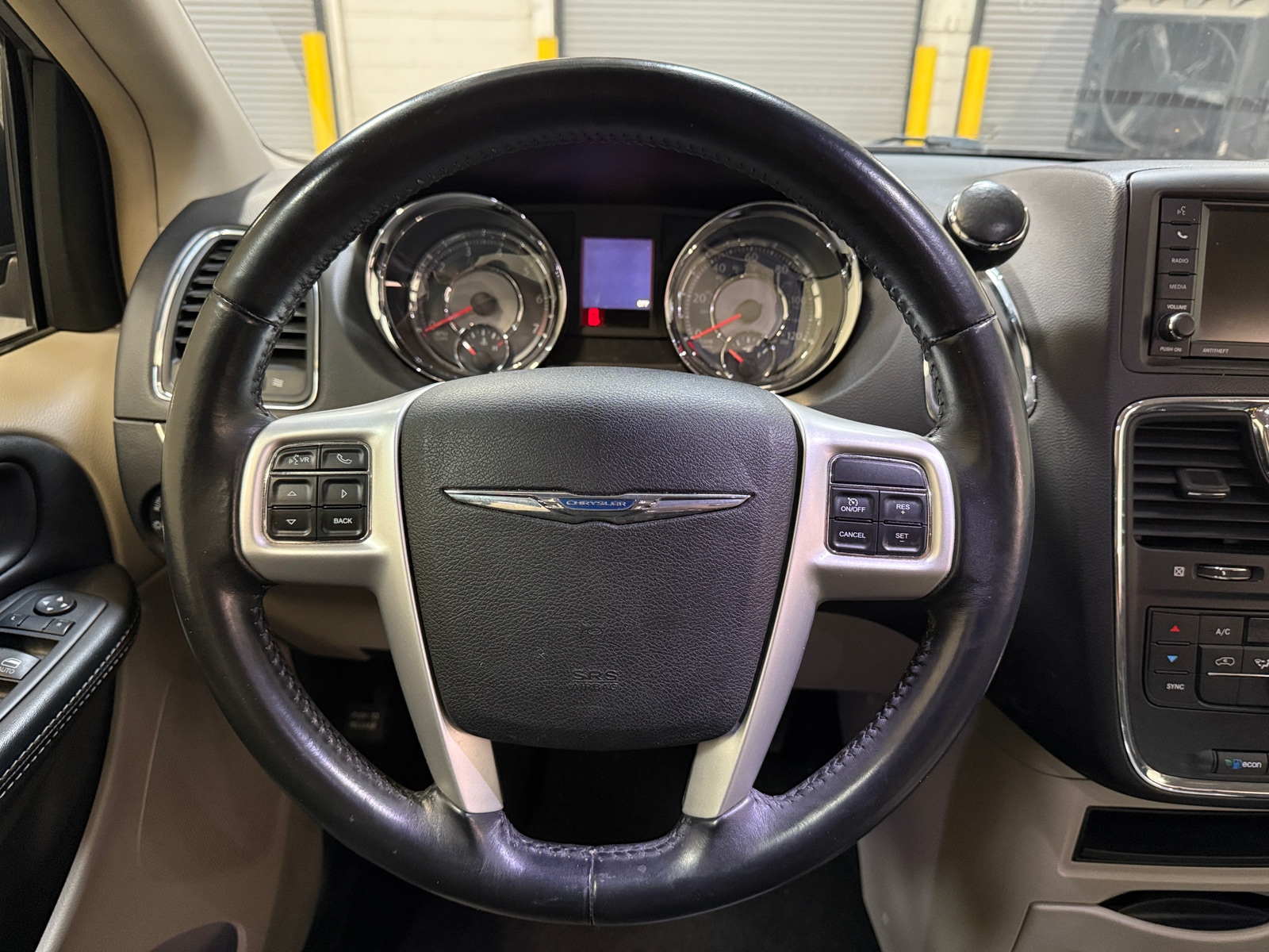 Thumbnail: 2014 Chrysler Town & Country - 4