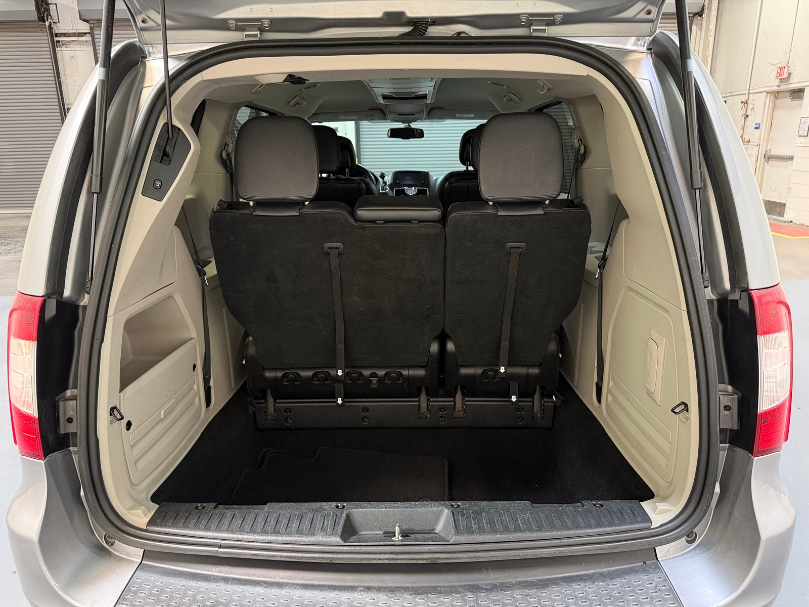 Thumbnail: 2014 Chrysler Town & Country - 6