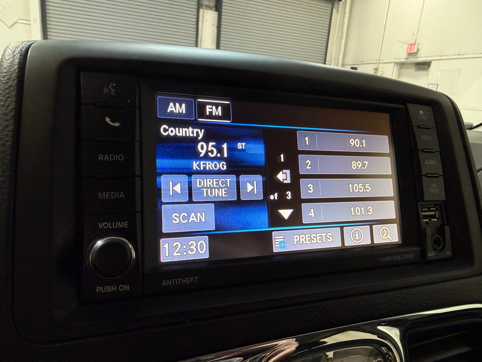 Thumbnail: 2014 Chrysler Town & Country - 3