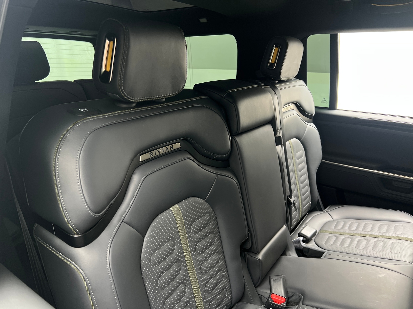 Thumbnail: 2025 Rivian R1S - 5