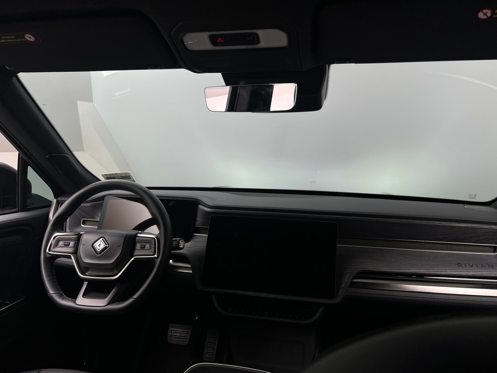 Thumbnail: 2025 Rivian R1S - 2