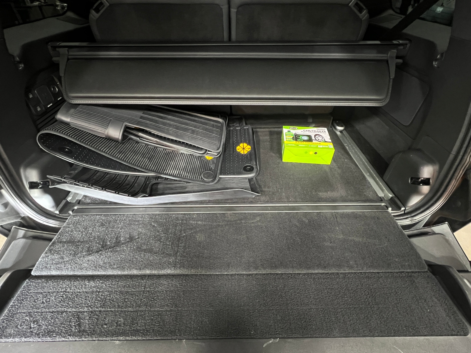 Thumbnail: 2025 Rivian R1S - 6