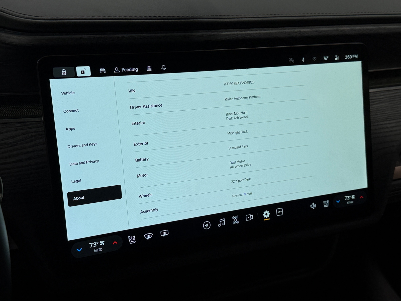 Thumbnail: 2025 Rivian R1S - 3