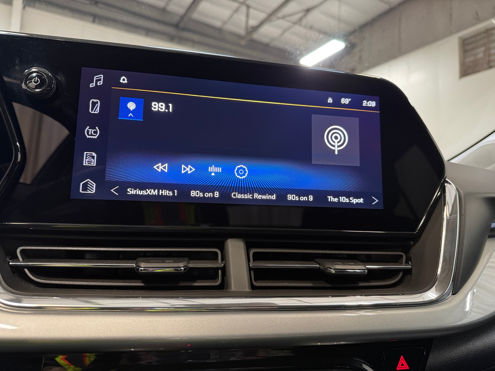 Thumbnail: 2025 Chevrolet Trax - 4