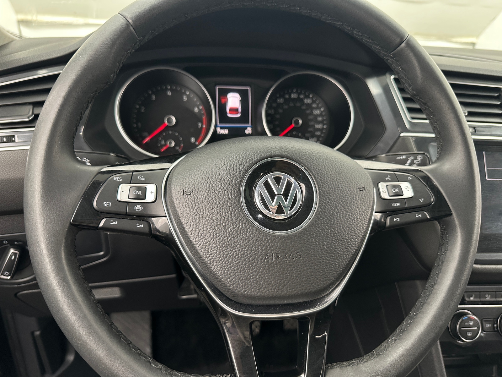 Thumbnail: 2020 Volkswagen Tiguan - 4