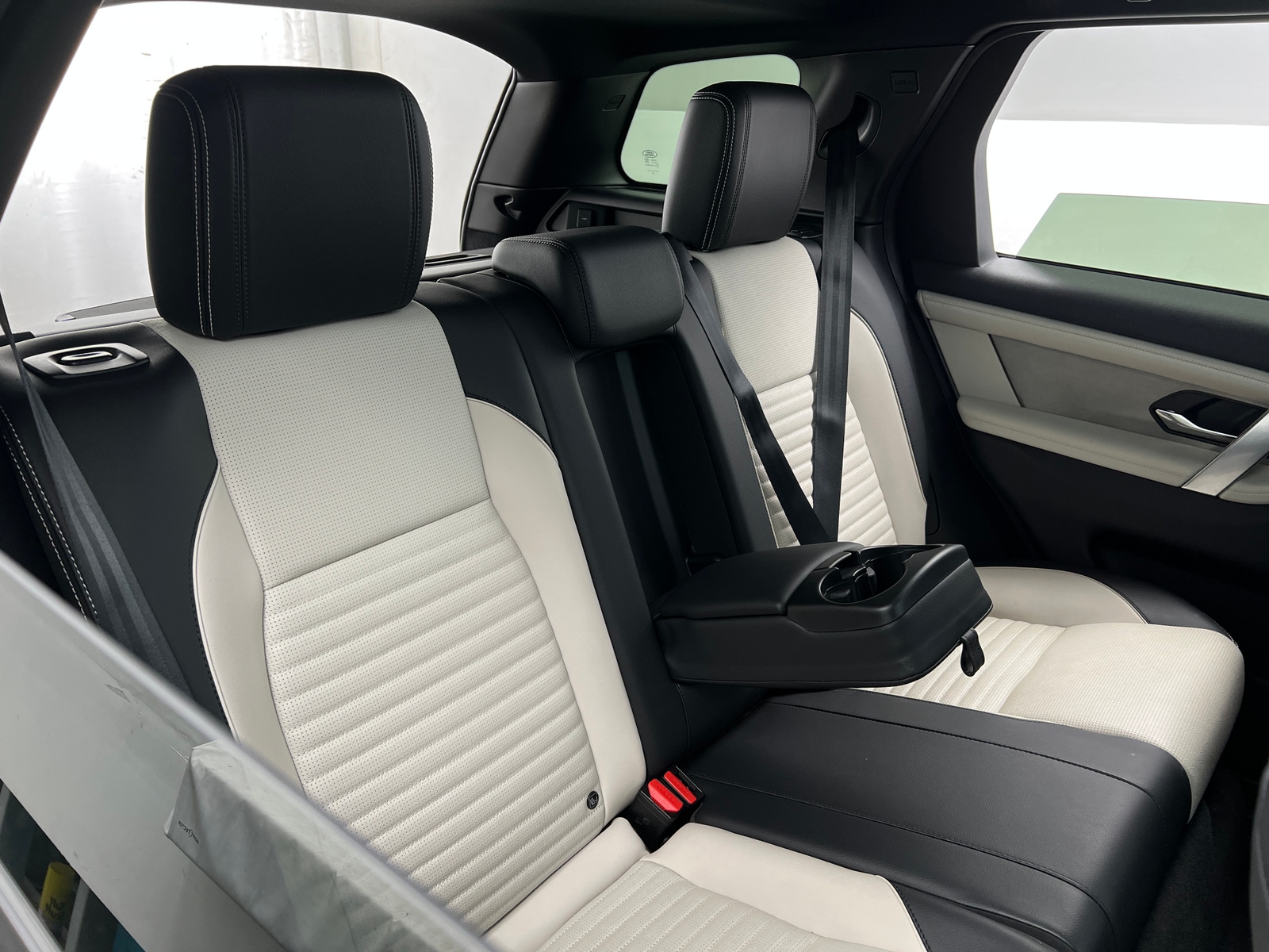 Thumbnail: 2024 Land Rover Discovery Sport - 5