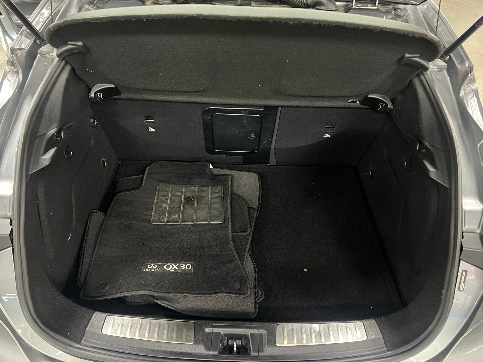 Thumbnail: 2017 INFINITI QX30 - 6