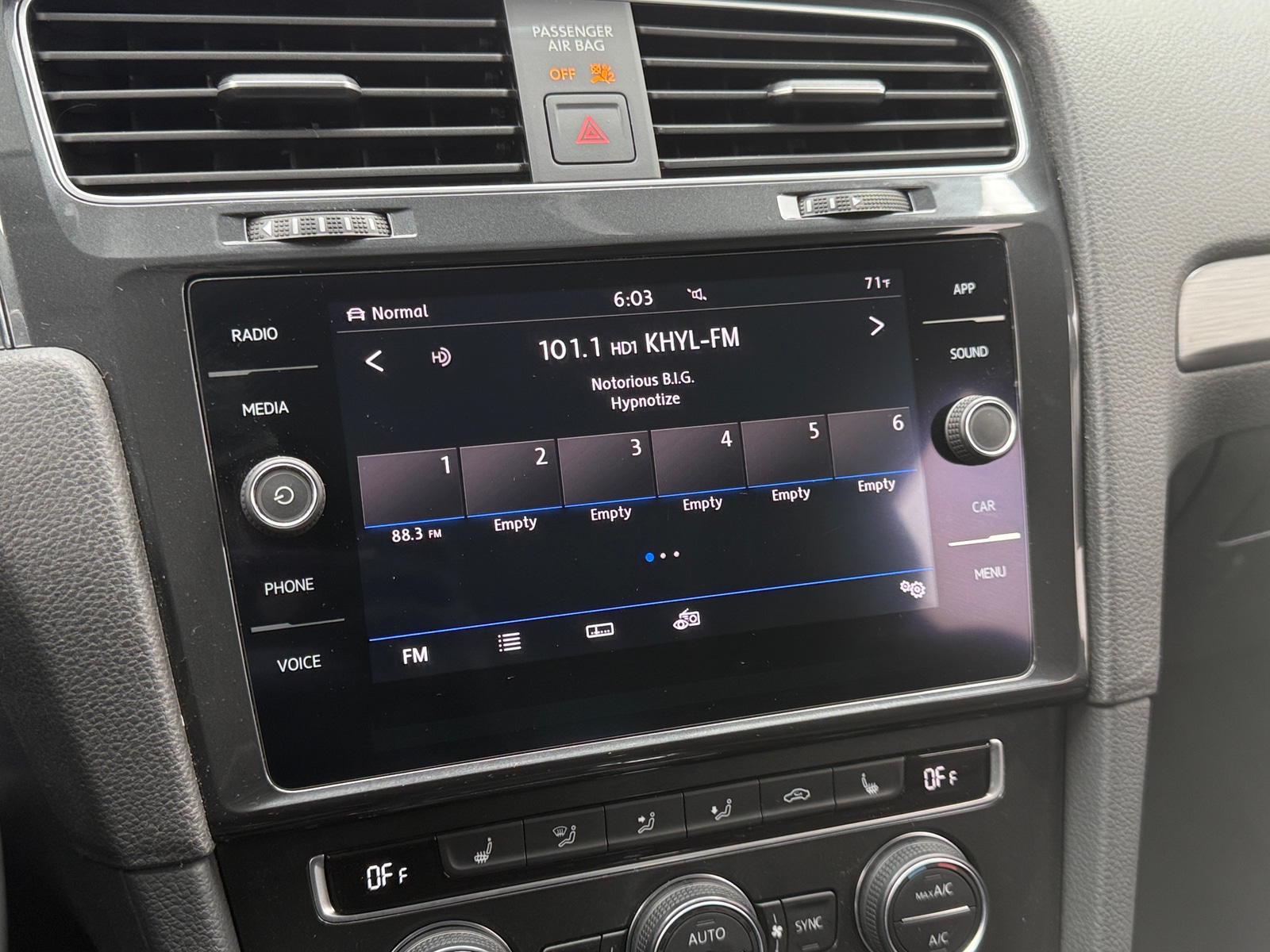 Thumbnail: 2019 Volkswagen e-Golf - 4