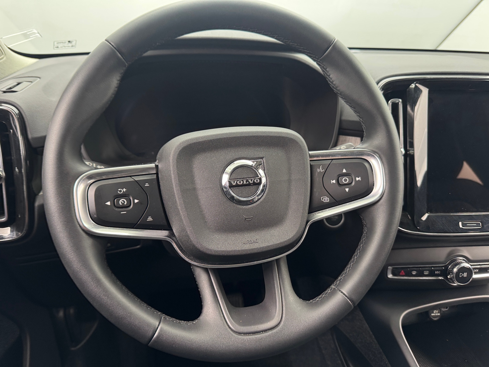 Thumbnail: 2023 Volvo XC40 - 5