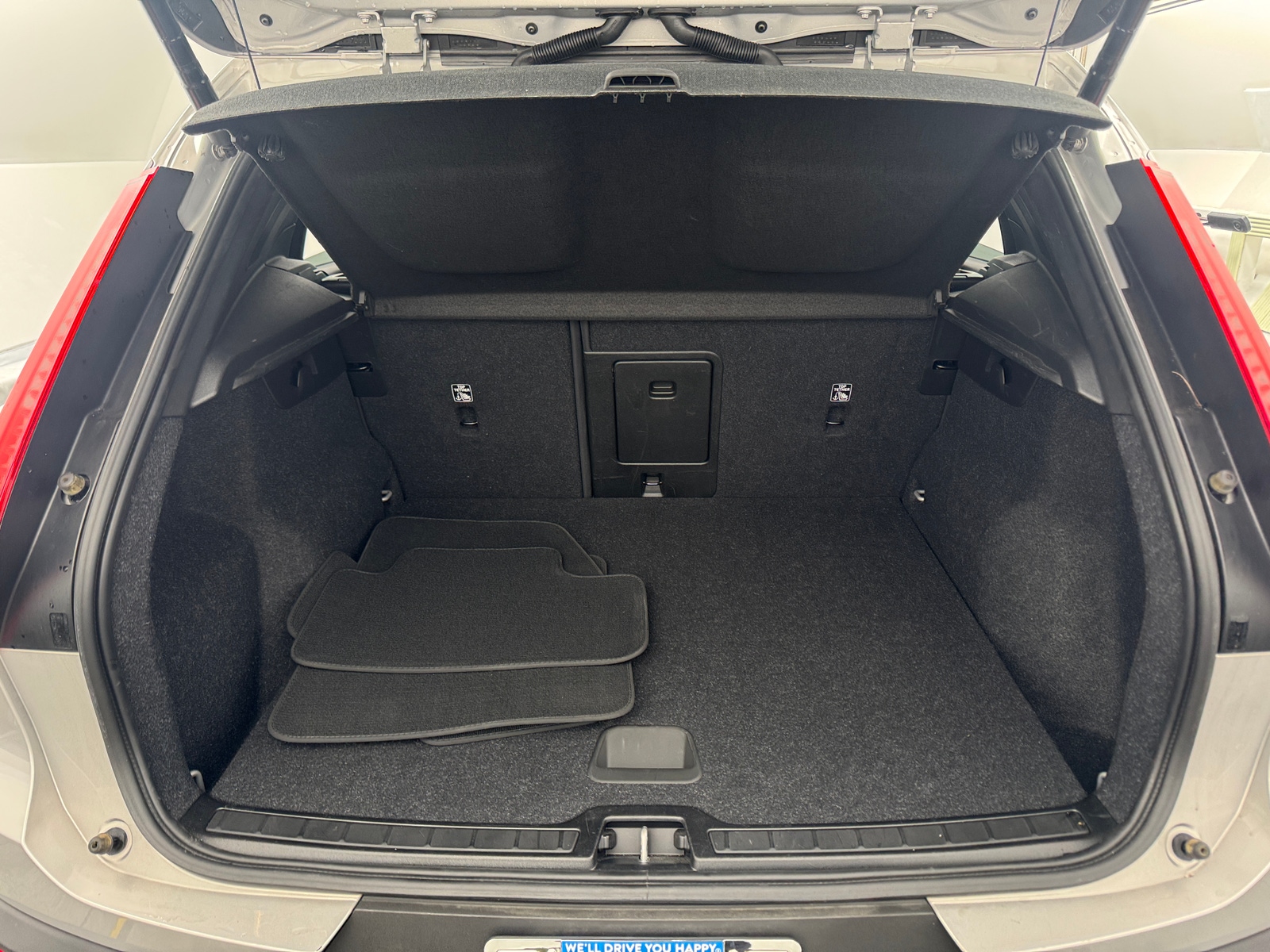 Thumbnail: 2023 Volvo XC40 - 7