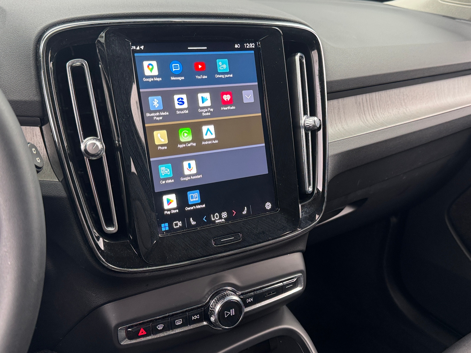 Thumbnail: 2023 Volvo XC40 - 4