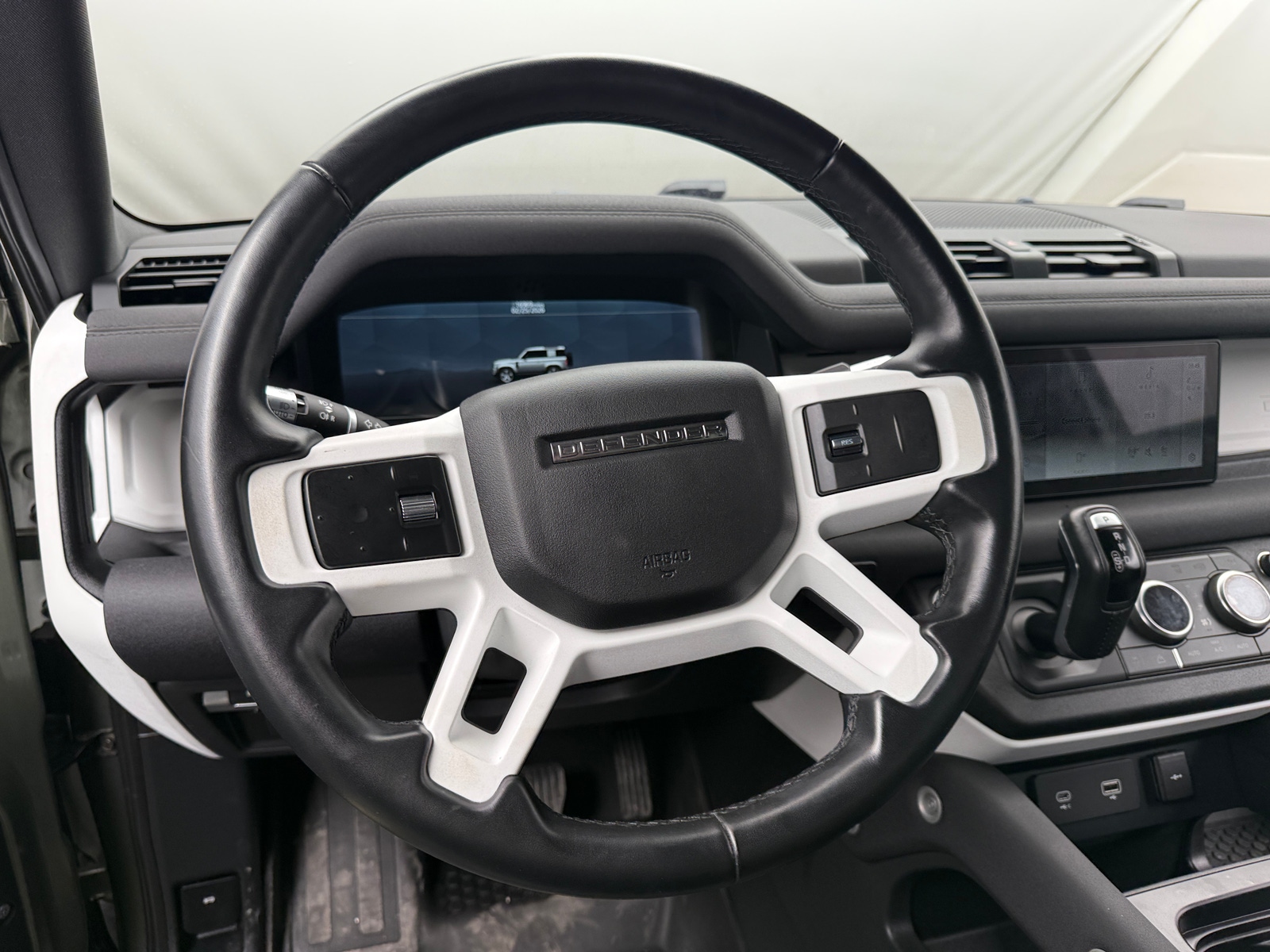 Thumbnail: 2022 Land Rover Defender - 4