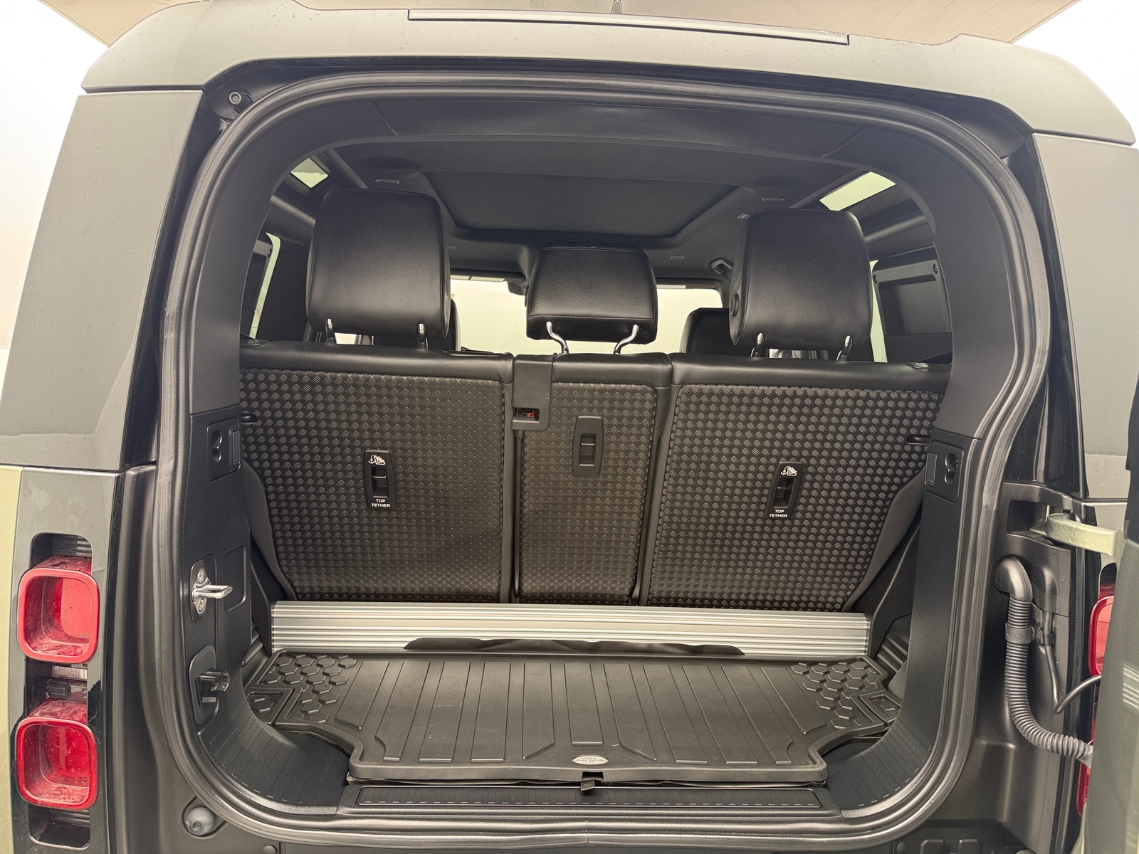 Thumbnail: 2022 Land Rover Defender - 6