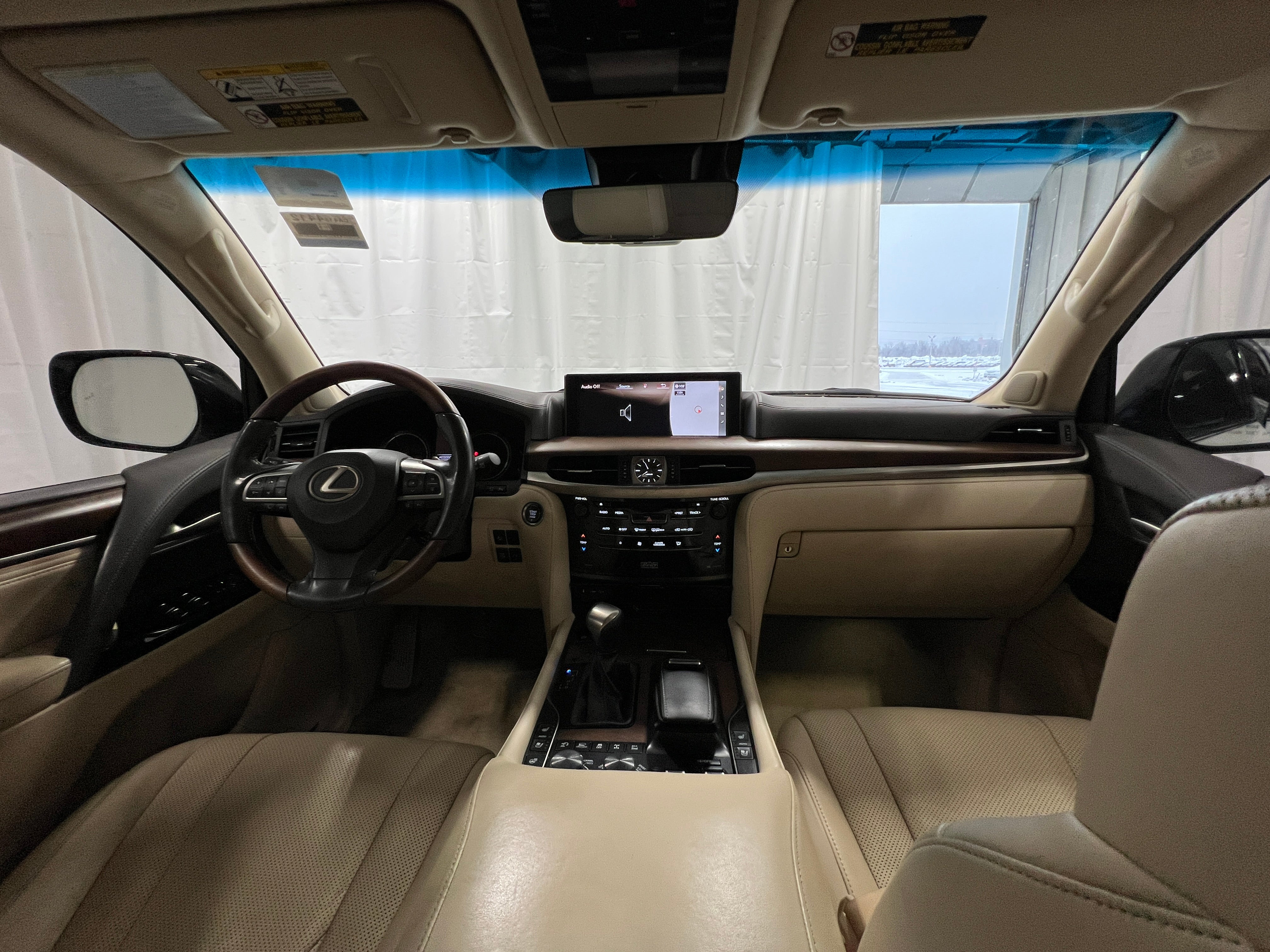 2021 Lexus LX 570 - Photo 4