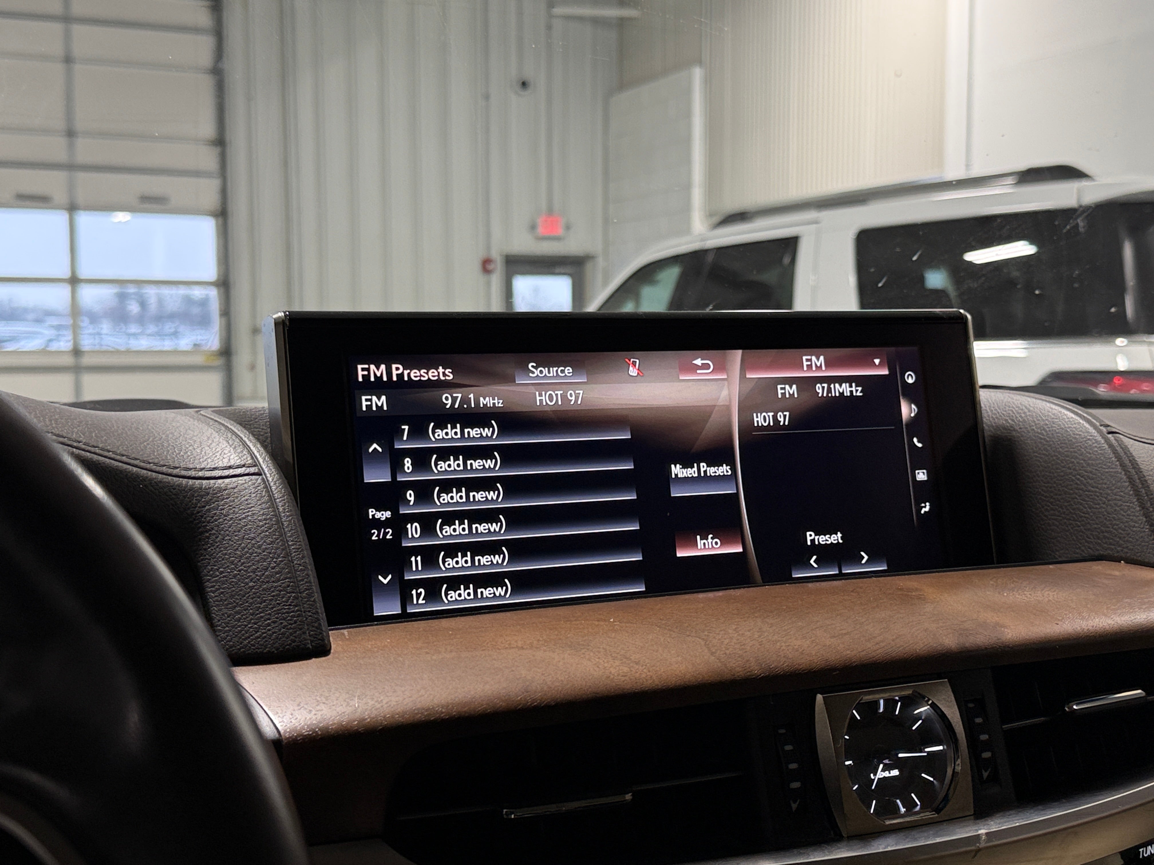 2021 Lexus LX 570 - Photo 15
