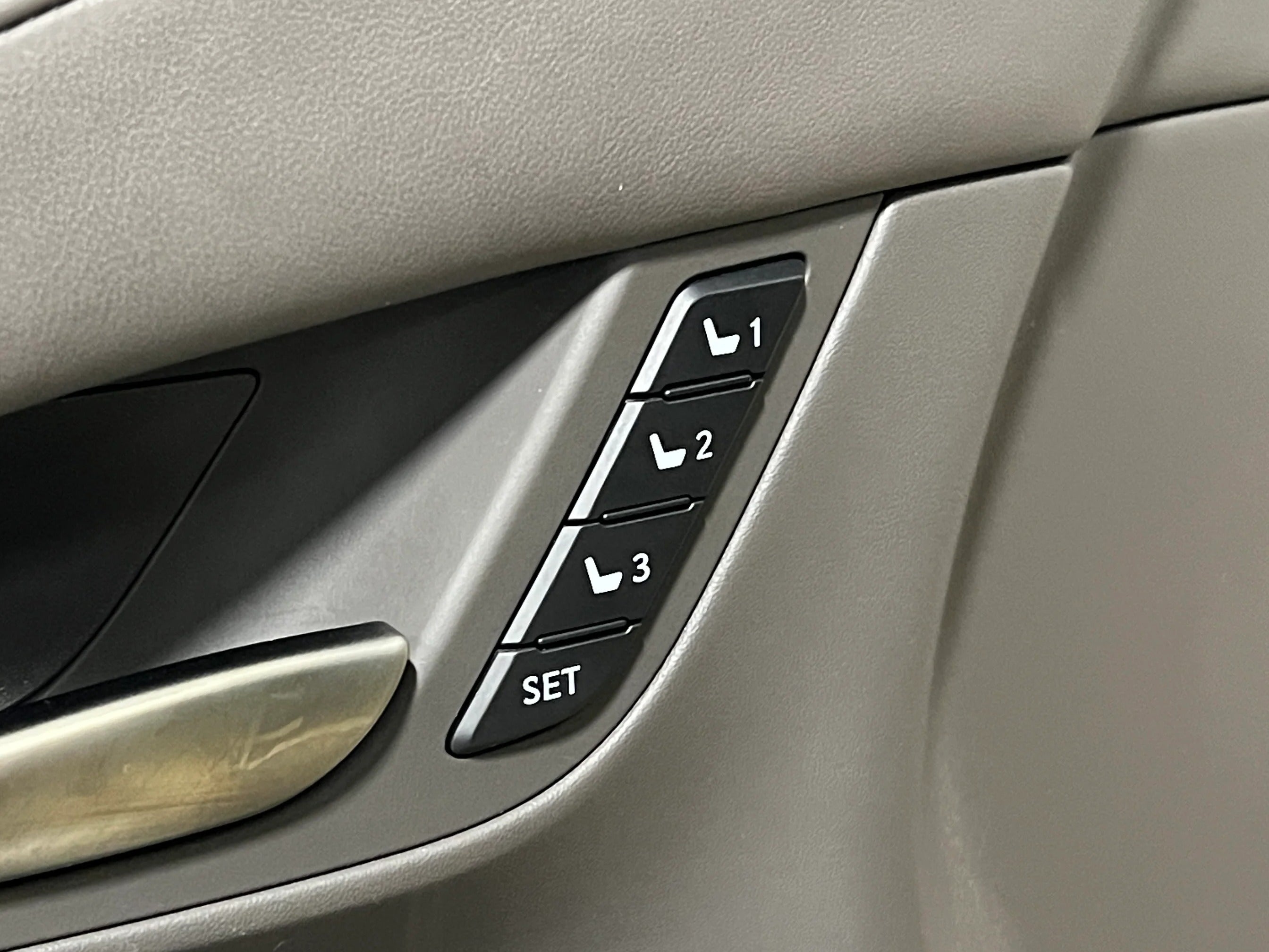 2021 Lexus LX 570 - Photo 22
