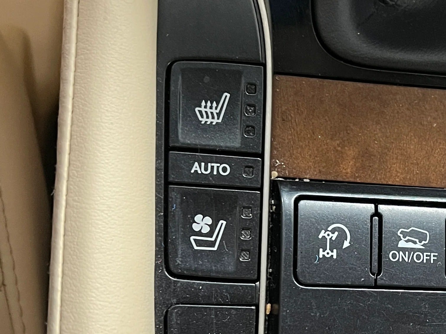 2021 Lexus LX 570 - Photo 23