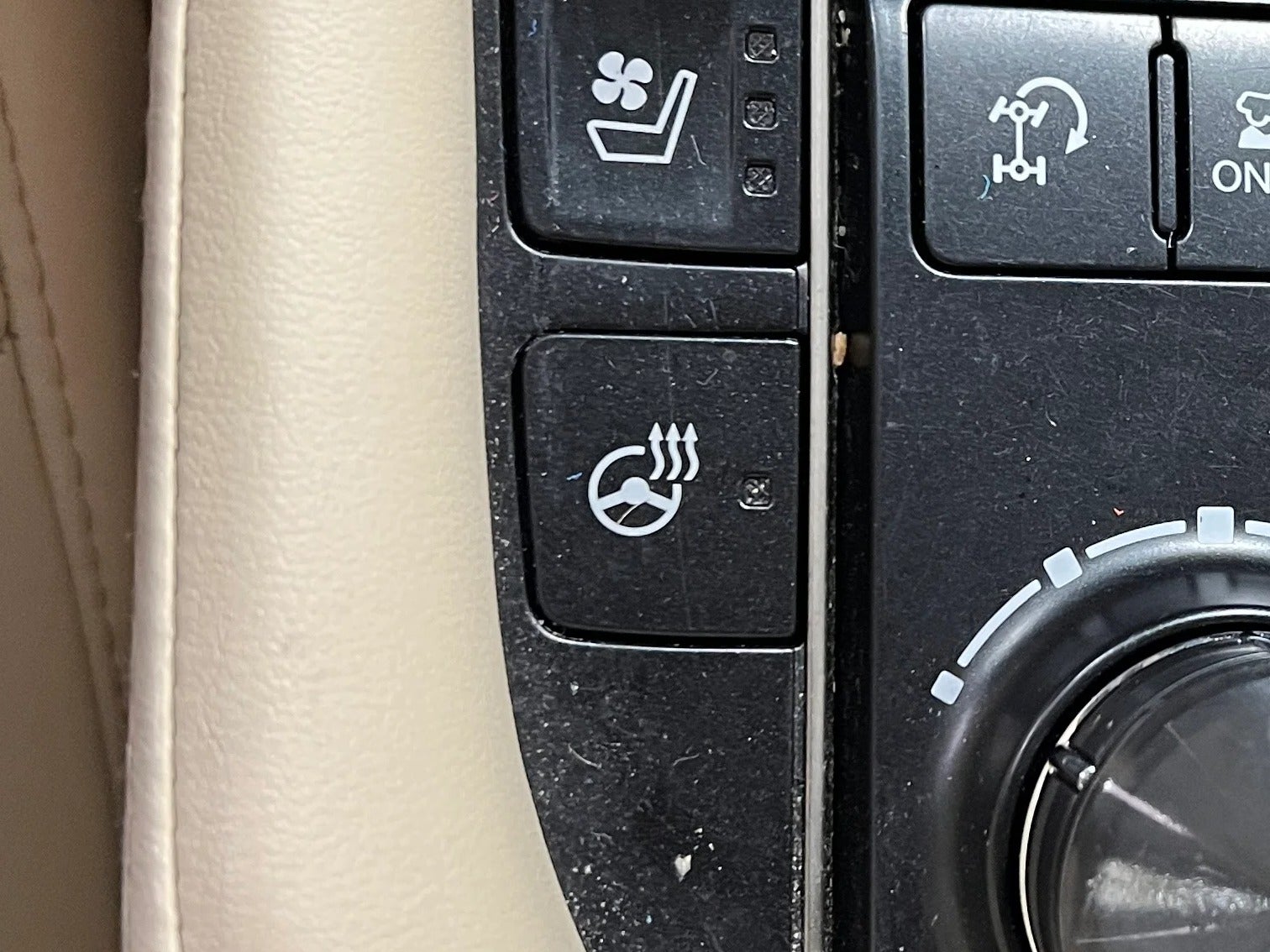 2021 Lexus LX 570 - Photo 24