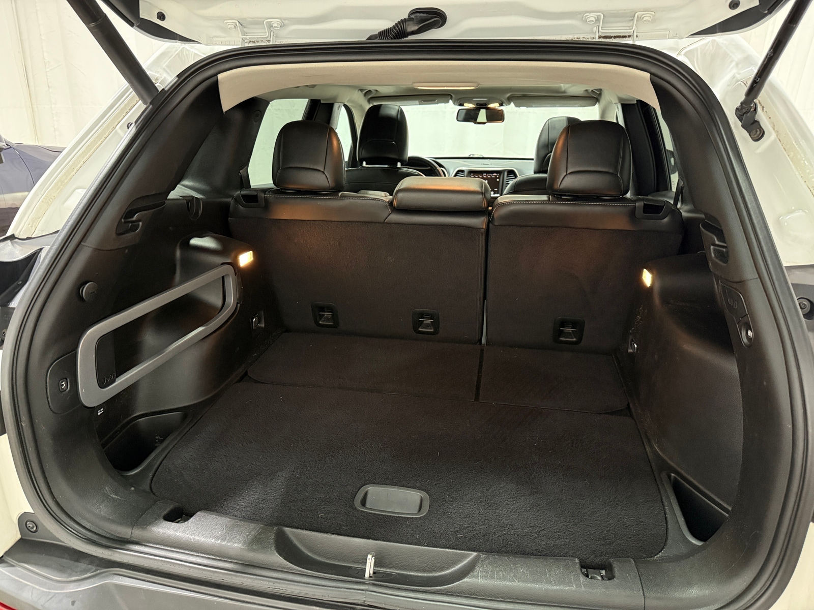 Thumbnail: 2017 Jeep Cherokee - 7