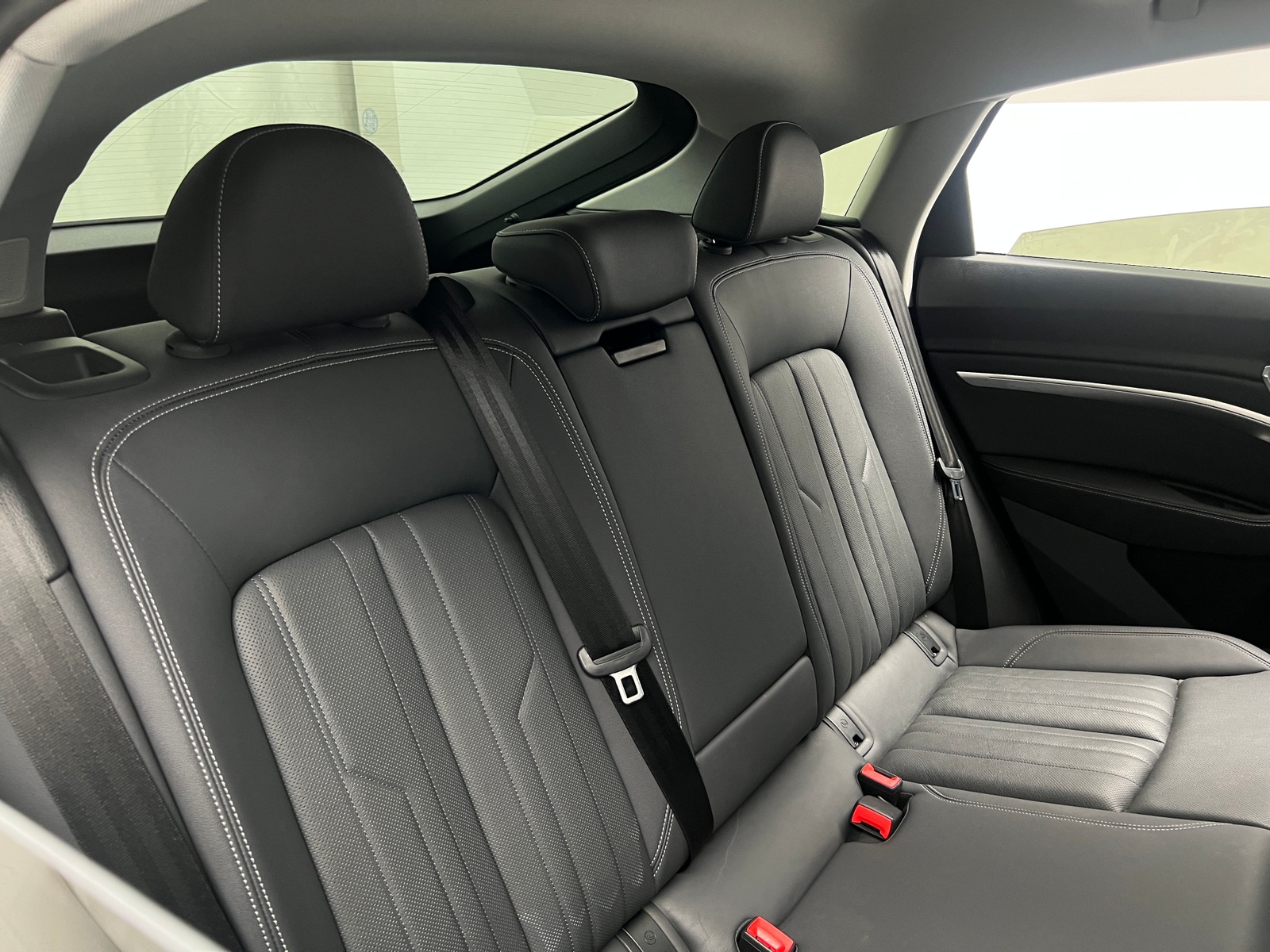 Thumbnail: 2022 Audi e-tron S - 5