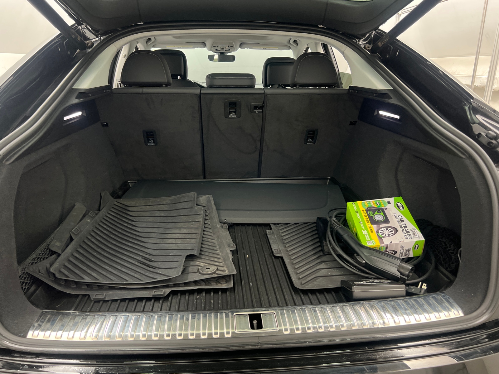 Thumbnail: 2022 Audi e-tron S - 6