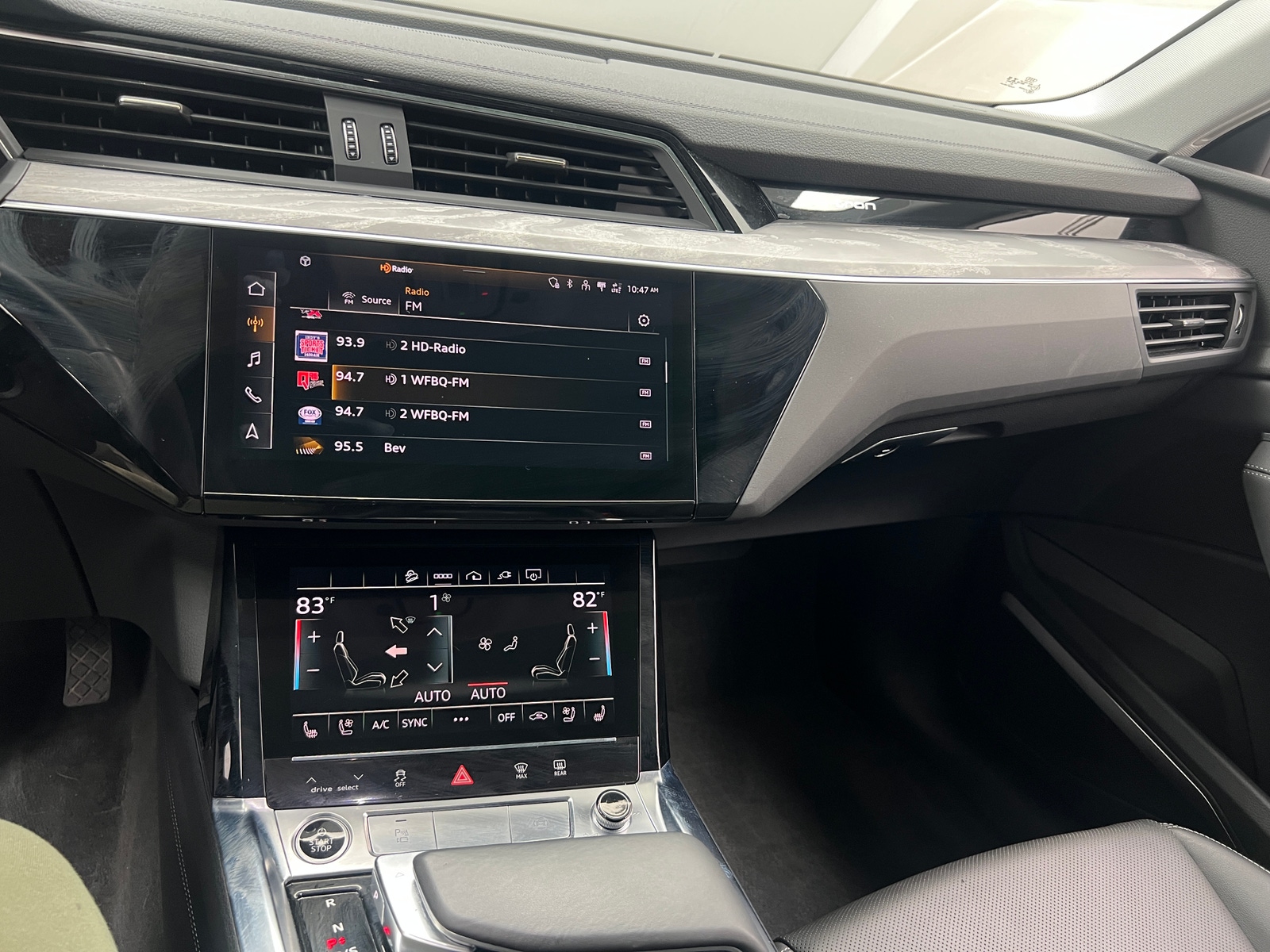 Thumbnail: 2022 Audi e-tron S - 3