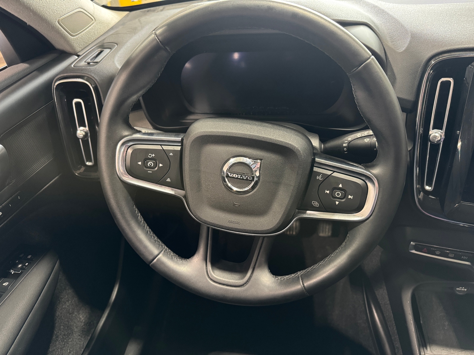 Thumbnail: 2024 Volvo XC40 - 4