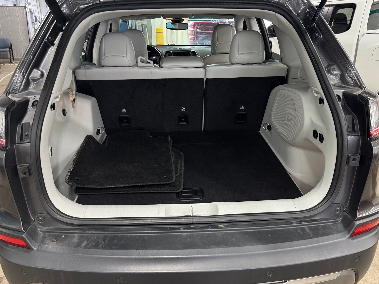 Thumbnail: 2020 Jeep Cherokee - 6