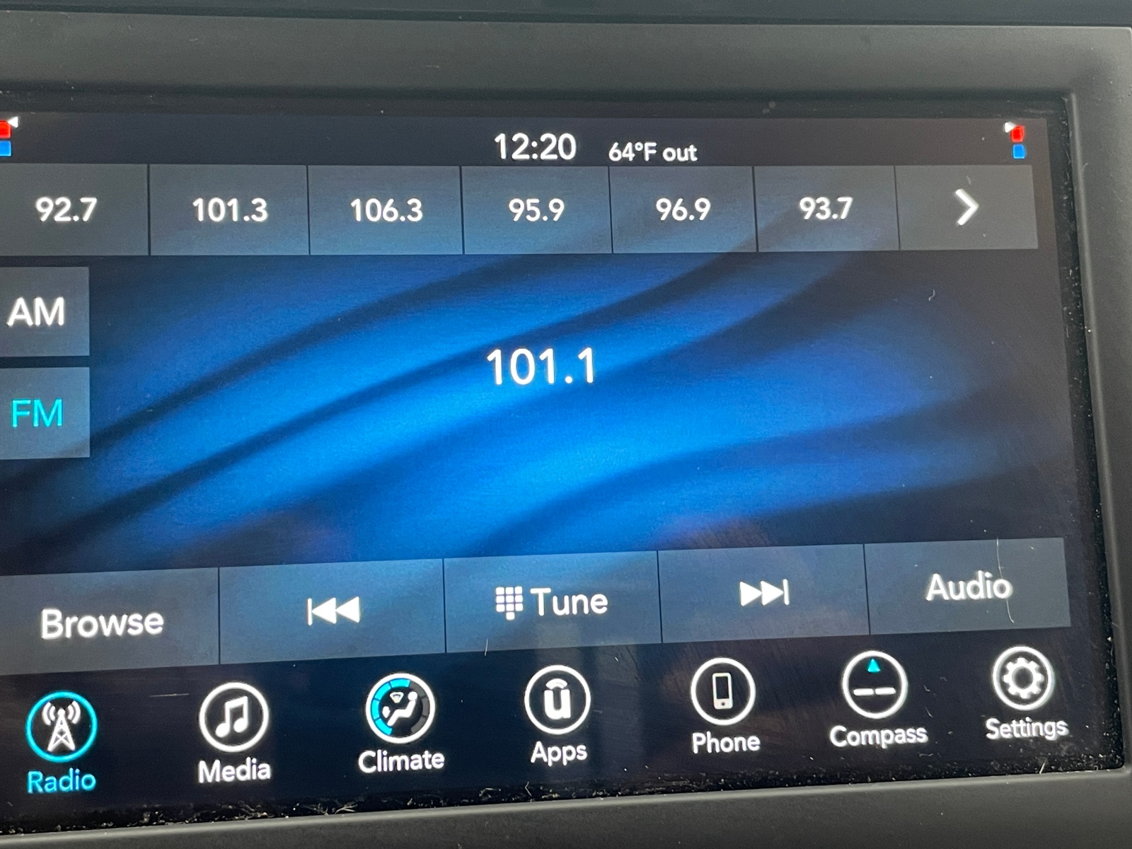 Thumbnail: 2020 Chrysler Voyager - 4