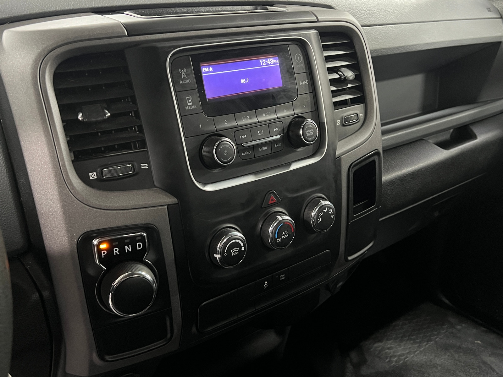 Thumbnail: 2020 RAM 1500 Classic - 3