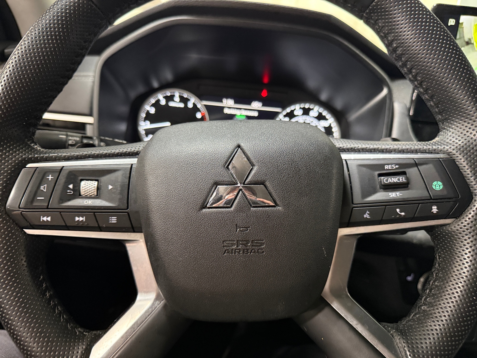 Thumbnail: 2025 Mitsubishi Outlander - 4