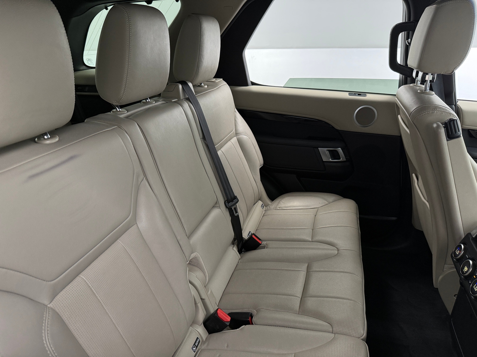 Thumbnail: 2019 Land Rover Discovery - 5