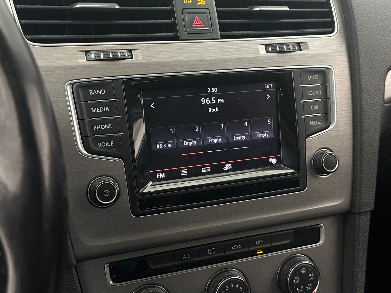 Thumbnail: 2015 Volkswagen e-Golf - 3