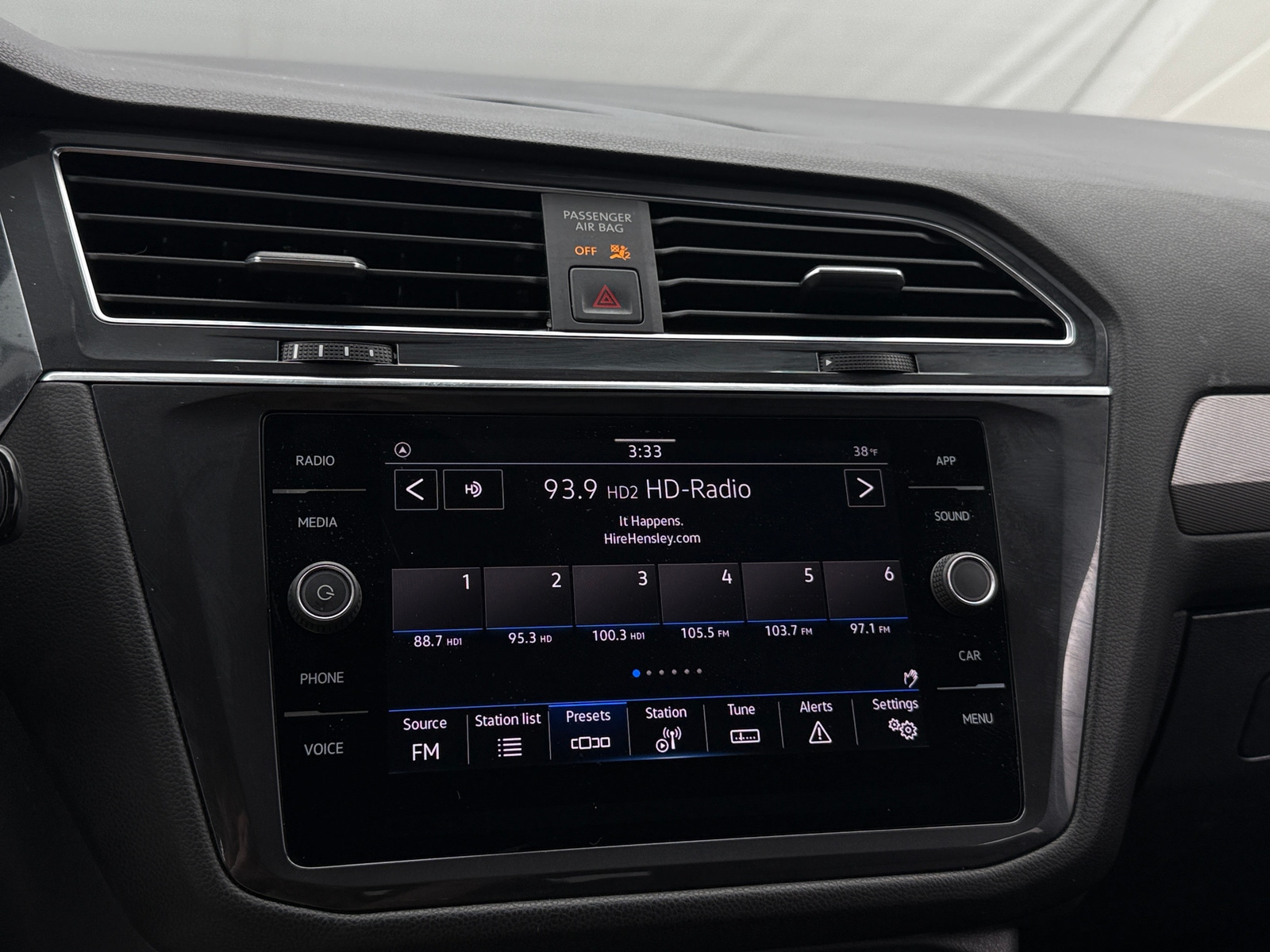 Thumbnail: 2023 Volkswagen Tiguan - 3