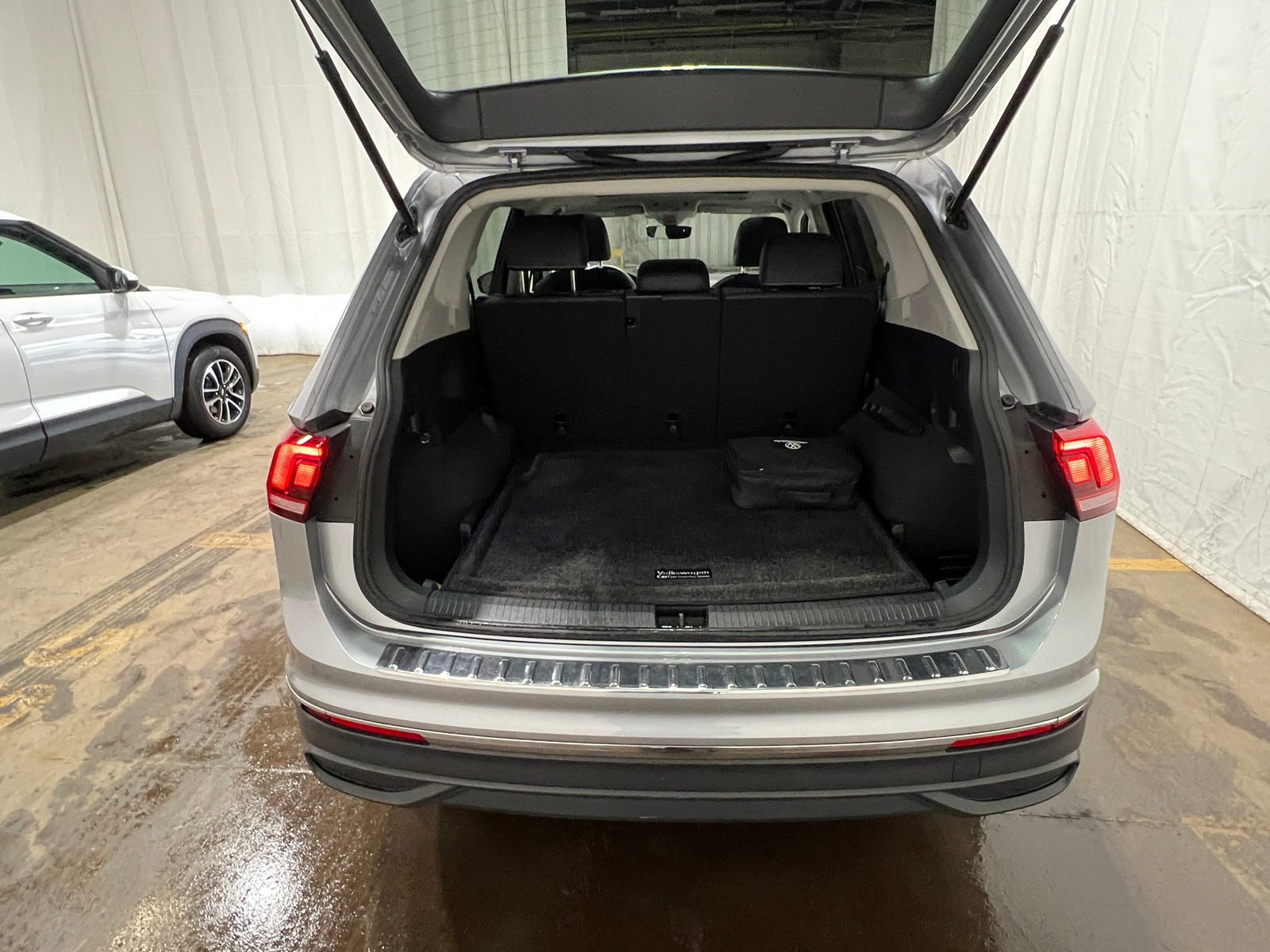 Thumbnail: 2022 Volkswagen Tiguan - 6