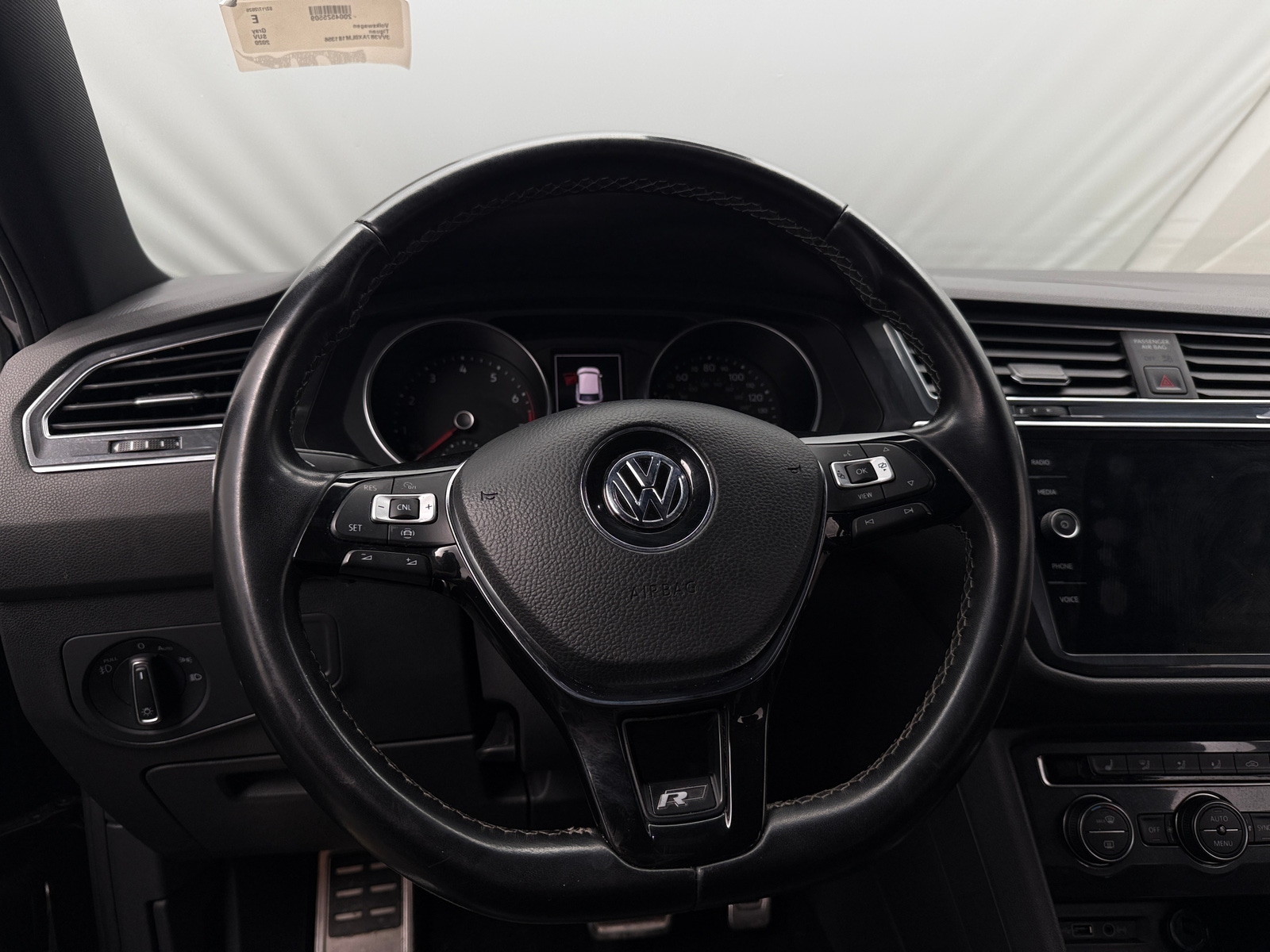 Thumbnail: 2020 Volkswagen Tiguan - 4