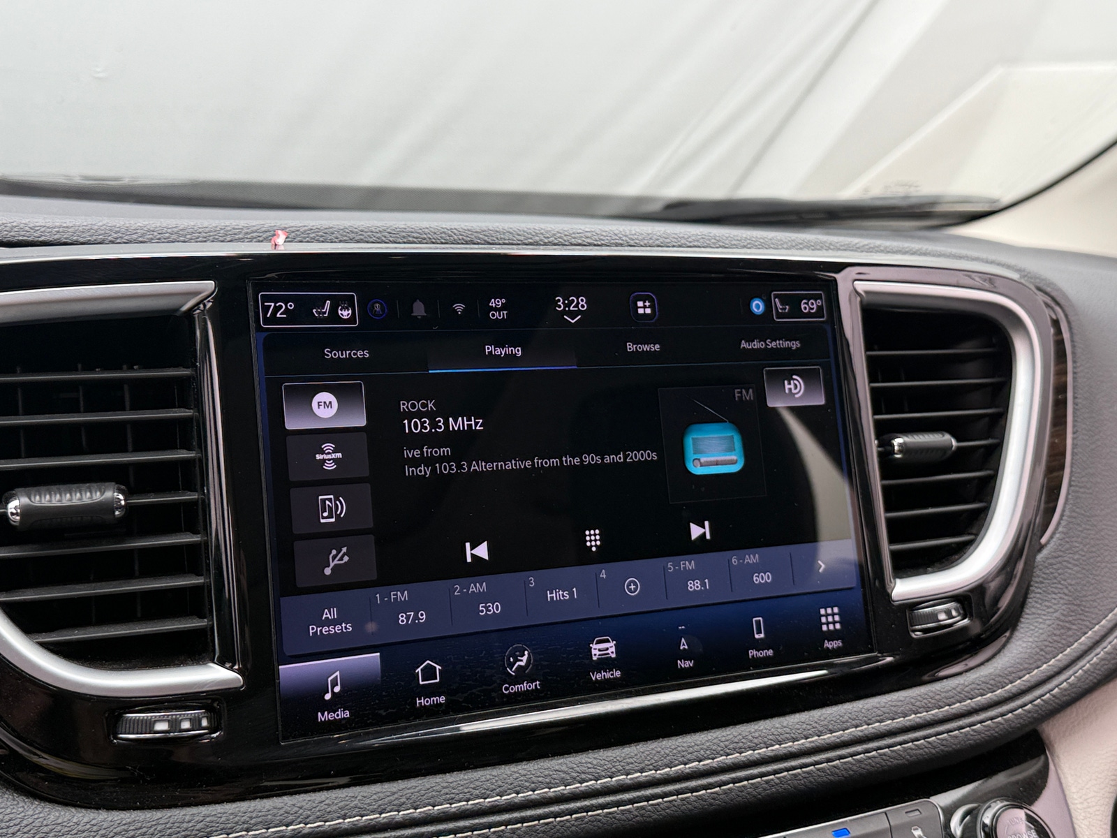 Thumbnail: 2023 Chrysler Pacifica - 3